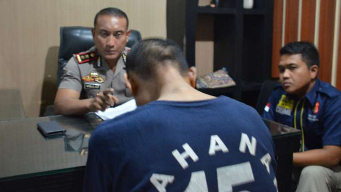 Polisi memeriksa Wawan Sutiono alias Babeh, tersangka pelaku pelecehan seksual terhadap puluhan anak di Kabupaten Tangerang, Banten, pada Senin, 8 Januari 2018.