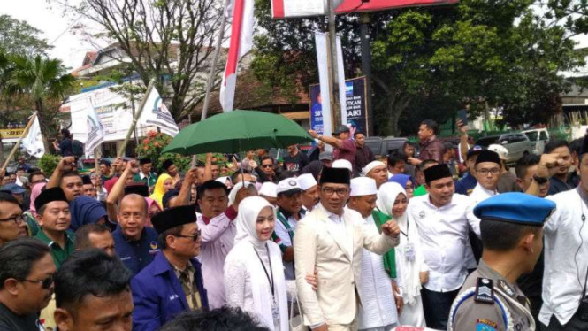 Ridwan-Uu Ruzhanul  jalan kaki menuju KPU Jawa Barat.