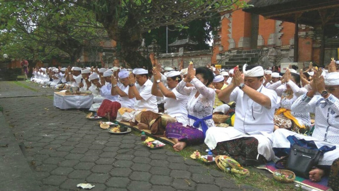 Pasangan Ida Bagus Rai Dharmawijaya Mantra-I Ketut Sudikerta di Pilkada Bali