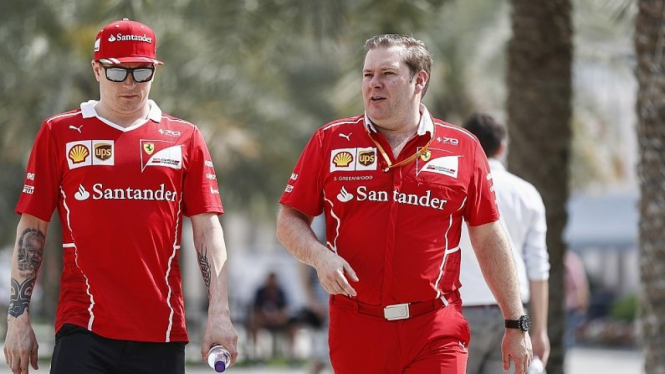 Pembalap Ferrari, Kimi Raikkonen, dengan mantan mekaniknya, David Greenwood