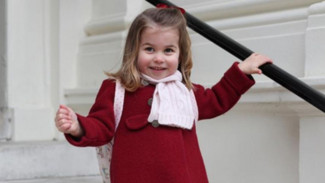 Imutnya Gaya Putri Charlotte di Hari Pertama Sekolah