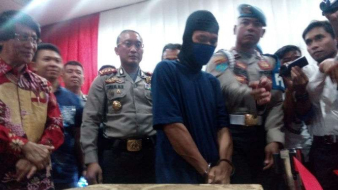 Polisi memperlihatkan Wawan Sutiono alias Babeh, tersangka pelaku kekerasan seksual terhadap puluhan anak di Kabupaten Tangerang, Banten, pada Senin, 8 Januari 2018.