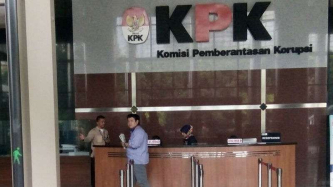 Mantan kontributor Metro TV, Hilman Mattauch di Gedung KPK, Jakarta.