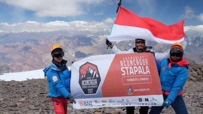Tim Ekspedisi Aconcagua STAPALA  PKN STAN di puncak Aconcagua, Argentina