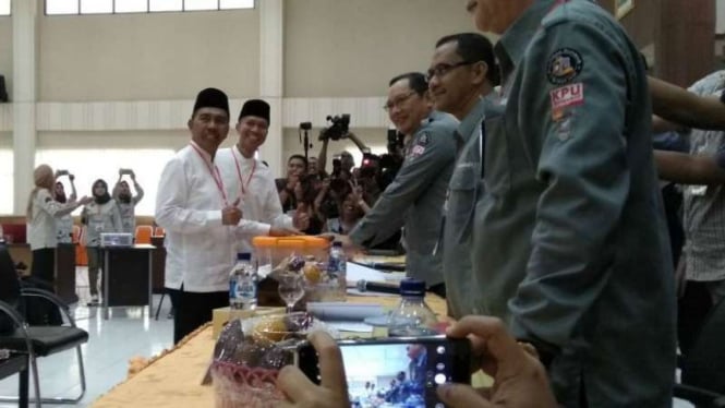 Ishak Mekki dan Yudha Pratomo Mahyuddin mendaftar sebagai pasangan calon gubernur dan wakil gubernur Sumatera Selatan di kantor KPU setempat pada Selasa, 9 Januari 2018.