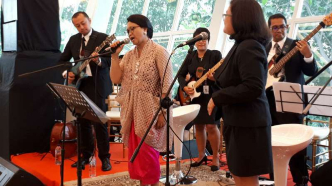 Menlu RI Retno Marsudi menjadi vokalis The Diplomat's Band