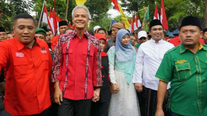 Ganjar Pranowo dan Taj Yasin alias Gus Yasin mendaftar sebagai bakal calon gubernur dan wakil gubernur Jawa Tengah di kantor KPU setempat di Semarang pada Selasa, 9 Januari 2018.