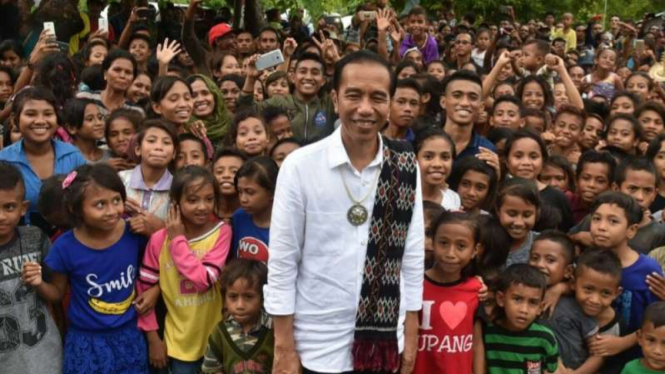 Presiden Joko Widodo dan anak-anak di Kupang