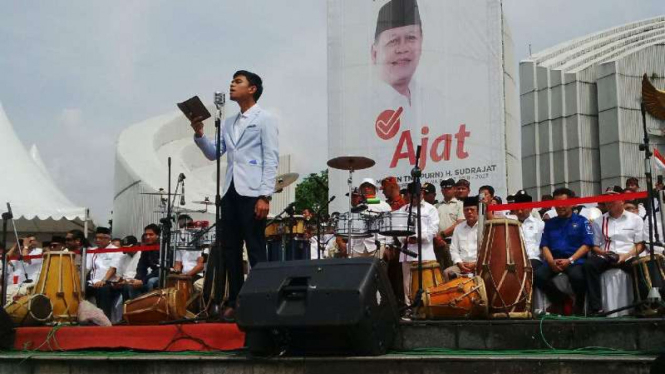 Muzammil Hasbalah, qari bersuara merdu sekaligus imam pada Masjid Salman pada kampus ITB, menghadiri Sudrajat-Ahmad Syaikhu di Monumen Perjuangan Kota Bandung pada Rabu pagi, 10 Januari 2018.