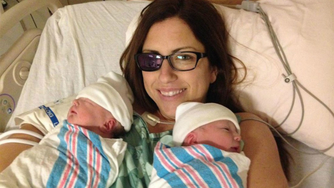 Jessica tersenyum bahagia setelah melahirkan bayi kembar.