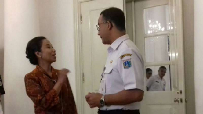 Menteri BUMN Rini Soemarno (Kiri).