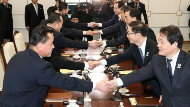 Pertemuan delegasi Korea Utara dan Korea Selatan saling bersalaman.