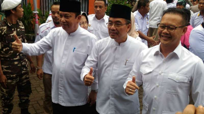 Pasangan calon Sarimuda - Rozak saat mendaftar ke kantor KPU Kota Palembang.