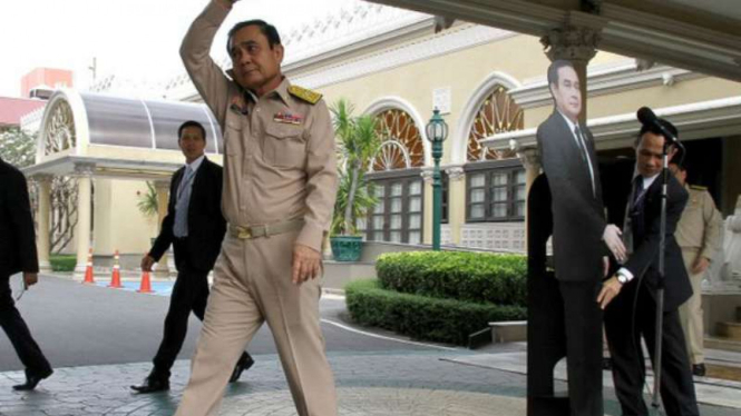 PM Thailand membiarkan gambar dirinya menghadapi wartawan.