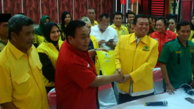 Nusron Wahid, Ketua Badan Pemenangan Pemilu Wilayah I Partai Golkar, menyerahkan surat dukungan partainya untuk Ganjar Pranowo-Taj Yasin kepada PDIP di Semarang pada Rabu, 10 Januari 2017.