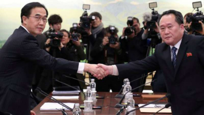 Ketua Delegasi Korea Utara dan Korea Selatan berjabat tangan, 9/1/2018