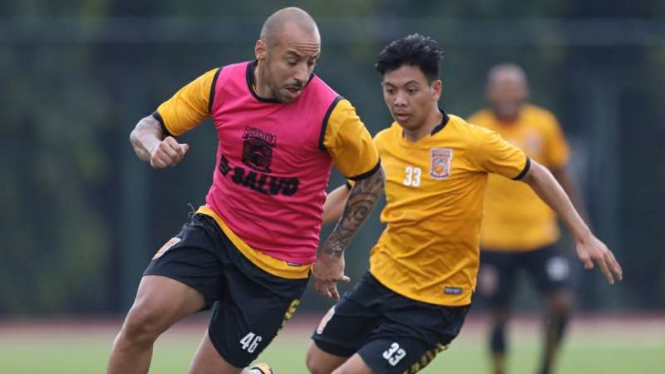 Eks pemain Real Madrid, Julien Faubert (kiri), berlatih bersama Borneo FC.