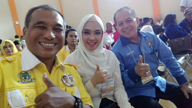 Wakil Ketua Umum Partai Demokrat, Syarief Hasan (kanan), mendampingi istrinya, Inggrid Kansil, mendaftar sebagai calon wakil bupati Bogor di kantor KPU setempat pada pada Rabu, 10 Januari 2018.