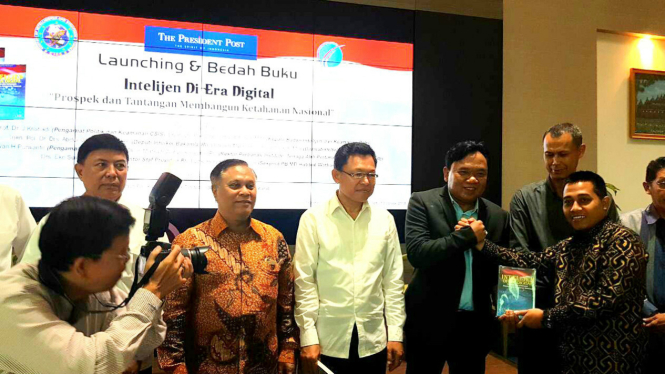 Ngasiman Djoyonegoro menyerahkan buku Intelijen di Era Digital