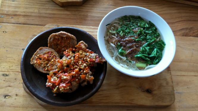 Awas Lidah Terbakar Menyantap Bakso Penyet Pedas Banget