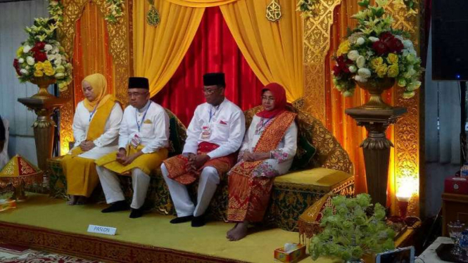 Arsyadjuliandi Rachman dan Suyatno sesaat sebelum mendaftar sebagai calon gubernur dan wakil gubernur Riau ke kantor KPU setempat di Pekanbaru pada Rabu, 10 Januari 2018.