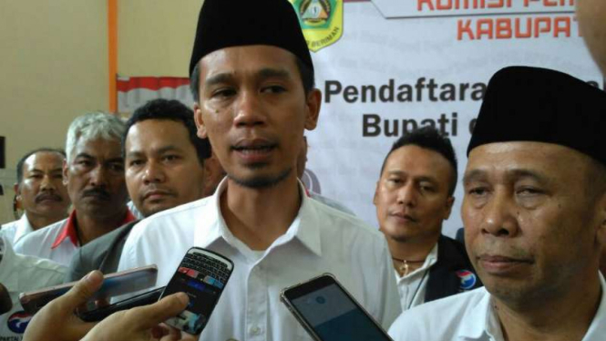 Pasangan Ade Wardhana Adinata dan Asep Ruhiyat.