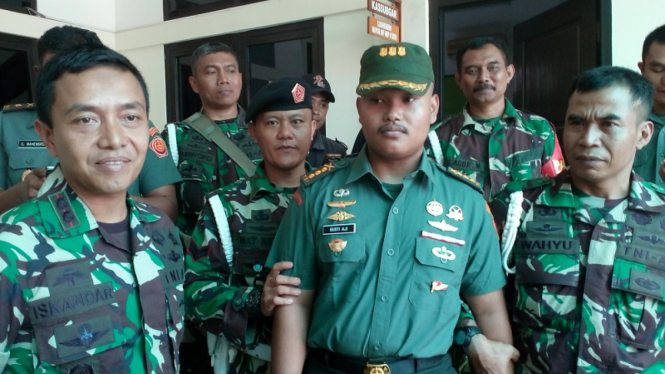 Gusti Aji (tengah), Kolonel TNI AD gadungan ditangkap POM TNI