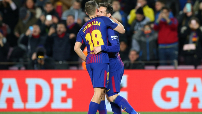 Pemain Barcelona, Lionel Messi dan Jordi Alba merayakan gol