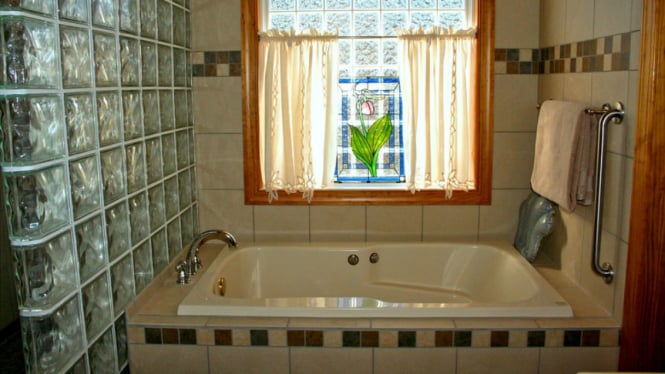Ilustrasi kamar mandi dengan bathtub