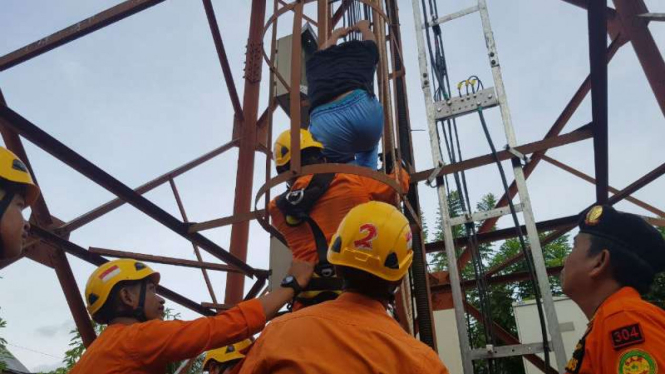 Seorang remaja di Kendari, Sulawesi Tenggara, dievakuasi oleh tim SAR setelah berusaha bunuh diri dengan melompat dari puncak tower operator seluler.