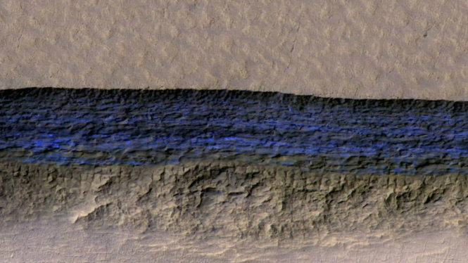 Ilustrasi es tebal di bawah lapisan permukaan Planet Mars 