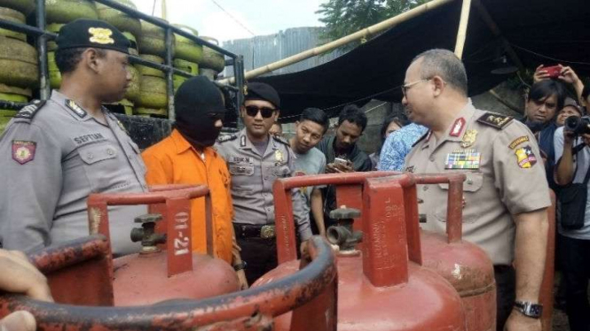 Polisi menggerebek sebuah tempat pengoplosan gas di Kavling DPR Blok C, Kelurahan Nerogtog, Kecamatan Pinang, Kota Tangerang, Banten, pada Jumat, 12 Januari 2018.