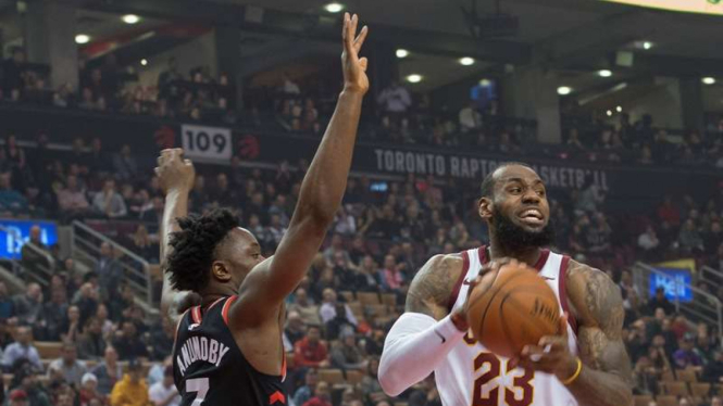 Small forward Cleveland Cavaliers (kanan) dalam laga lanjutan NBA kontra Toronto