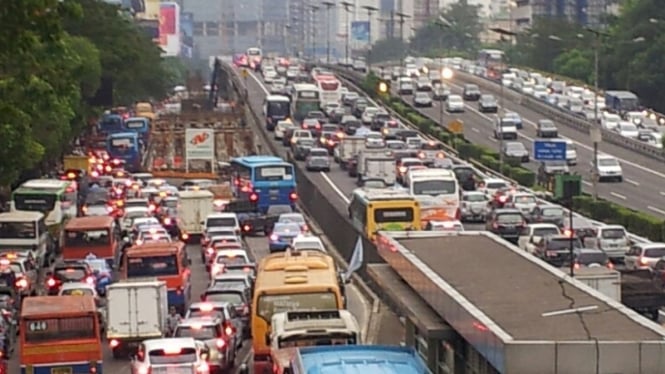 Suasana kemacetan lalu lintas di Jakarta.