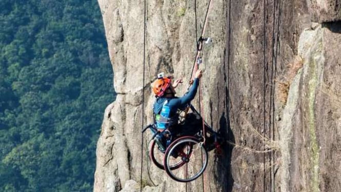 Mendaki gunung dari atas kursi roda