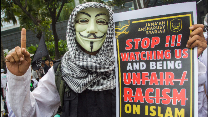 Peserta demonstrasi di kantor Facebook Indonesia memakai topeng Guy Fawkes