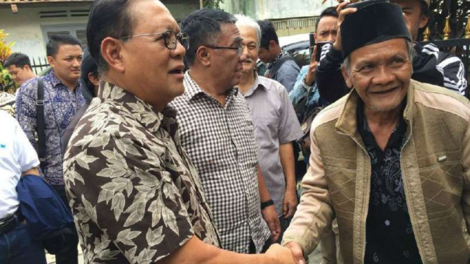 Bakal calon gubernur Jawa Barat, Mayor Jenderal (purnawirawan) Sudrajat, menemui tokoh-tokoh provinsi setempat di Kota Bandung pada Sabtu, 13 Januari 2018.