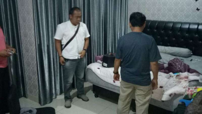 Polisi menggerebek lokasi penyimpanan ekstasi dan sabu-sabu di Perumahan Golf Lake, Blok Atlantik Club, Jakarta Barat, pada Sabtu, 13 Januari 2018.