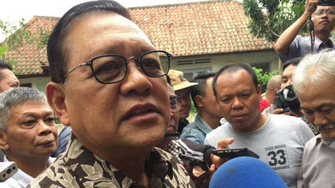 Bakal calon gubernur Jawa Barat, Mayor Jenderal (purnawirawan) Sudrajat, menemui tokoh-tokoh provinsi setempat di Kota Bandung pada Sabtu, 13 Januari 2018.