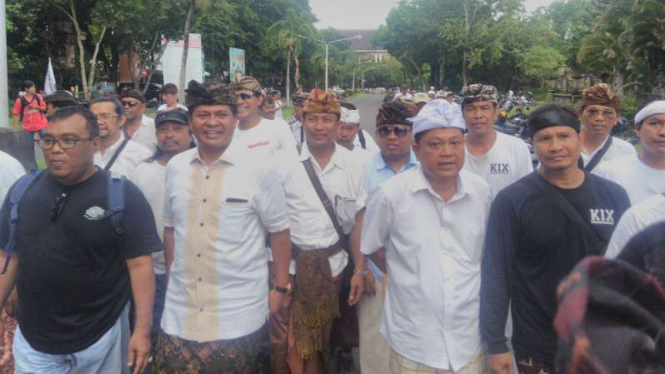 Calon gubernur dan wakil gubernur Bali, Ida Bagus Rai Dharmawijaya Mantra-I Ketut Sudikerta, menghadiri demontrasi menolak reklamasi Teluk Benoa di depan kantor Gubernur pada Sabtu, 13 Januari 2018.