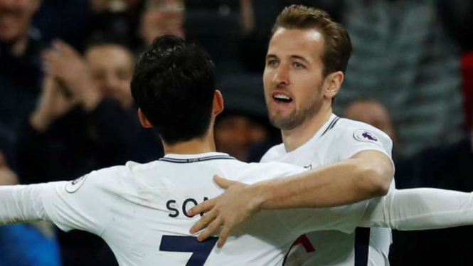 Pemain Tottenham, Son Heung-Min dan Harry Kane rayakan gol.
