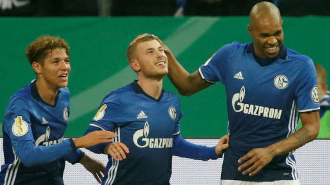 Pemain Schalke 04 rayakan gol Naldo