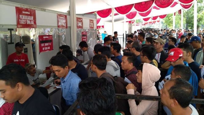 Suasana penukaran tiket laga Indonesia vs Islandia di SUGBK