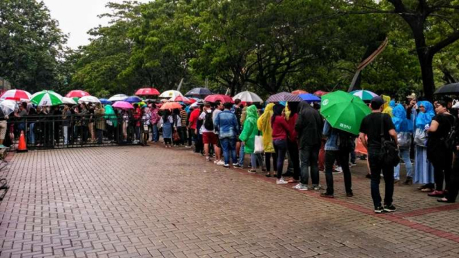 Meski gerimis, Fans antusias nantikan konser Liam Gallagher di Ancol