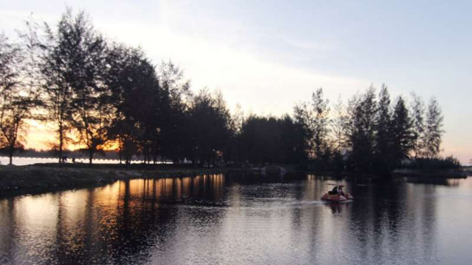 Danau Belibis yang bersampingan dengan Pantai Pulo Sarok, Aceh Singkil, Aceh.