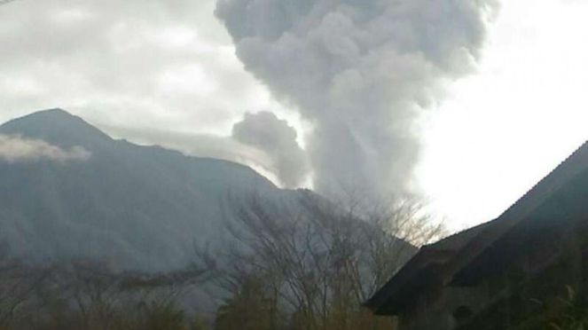 Gunung Agung di Kabupaten Karangasem, Bali, dilaporkan erupsi lagi pada 07.23 Wita, Senin, 15 Januari 2018.