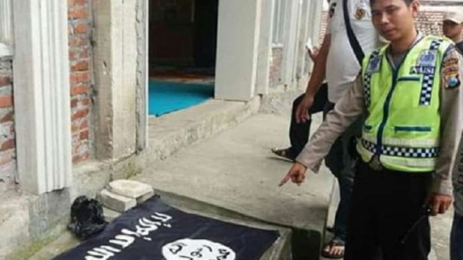 Atribut ISIS yang ditemukan di Masjid Alhidayah.