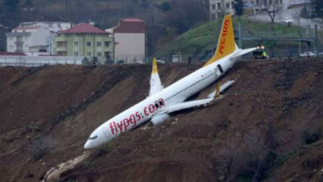Pesawat Pegasus Airlines yang terperosok ke jurang di Turki.