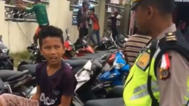 Anak kecil sok galak ke polisi.