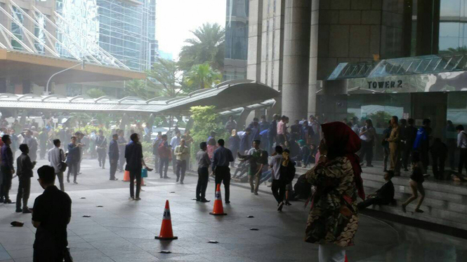 Suasana kepanikan usai robohnya lantai di Gedung BEI Jakarta.